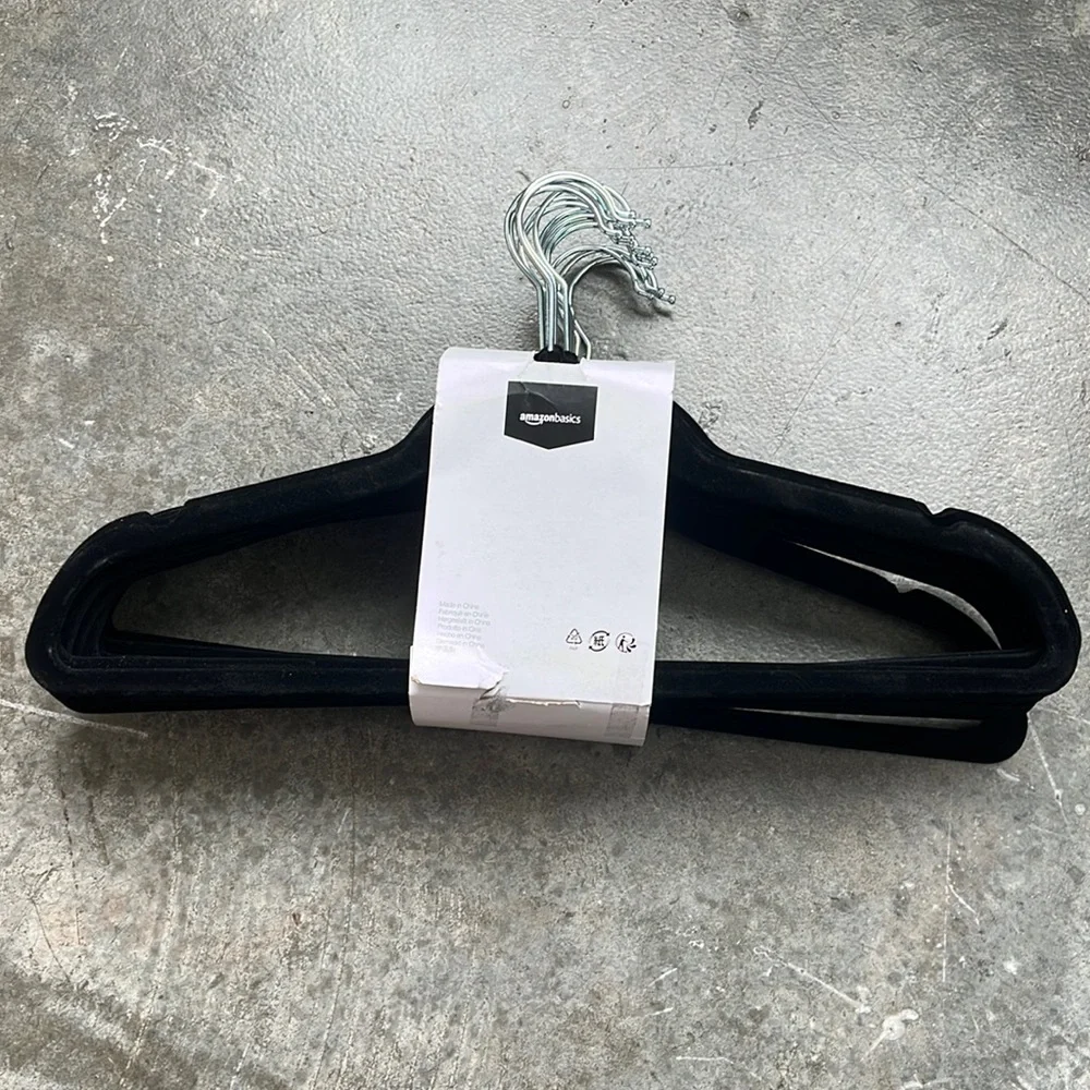 Amazon basics 15‎ pack slim velvet flocked hangers
